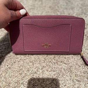 New coach wallet (purplish pink) no tags never worn